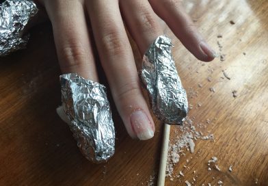 Manicure hybrydowy. Czy niszczy paznokcie i jak prawidłowo usuwać lakier?