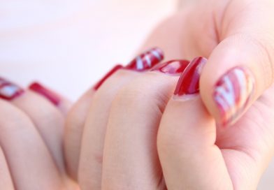 Manicure hybrydowy. Czy niszczy paznokcie i jak prawidłowo usuwać lakier?